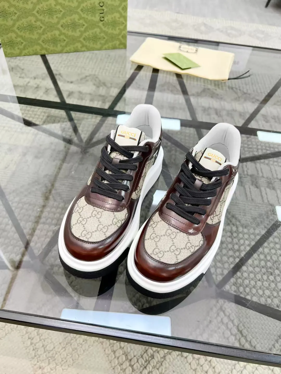 P440 new men's shoes GUCCI [Lightning] latest shoes are shipped. Original quality, fashionable, special materials, sheepskin lining, new packaging. The foot feels super comfortable and the workmanship is impeccable. Size: 38-45